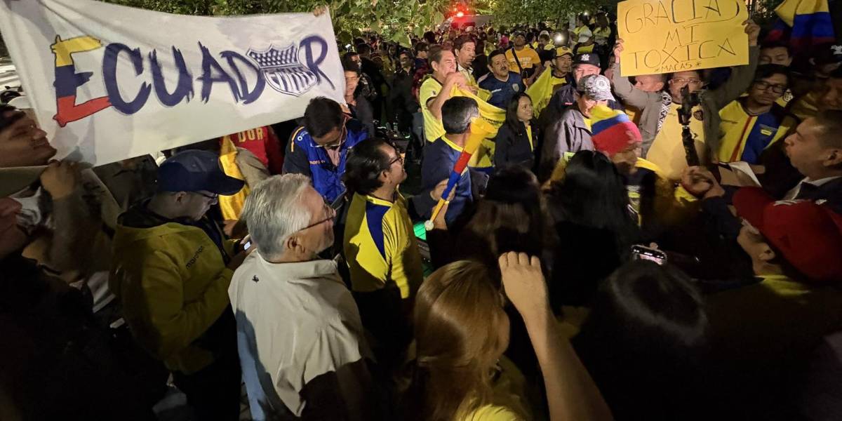 Hinchas ecuatorianos reciben a la Tri con banderazo en Chile