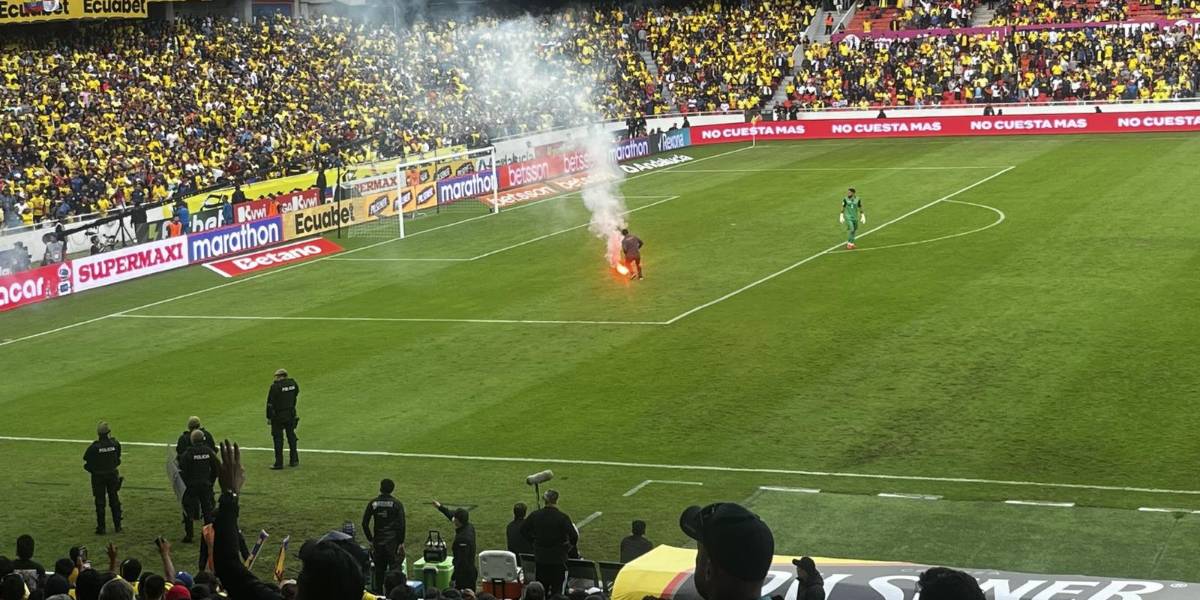 Hinchas de Venezuela lanzaron una bengala al campo de juego