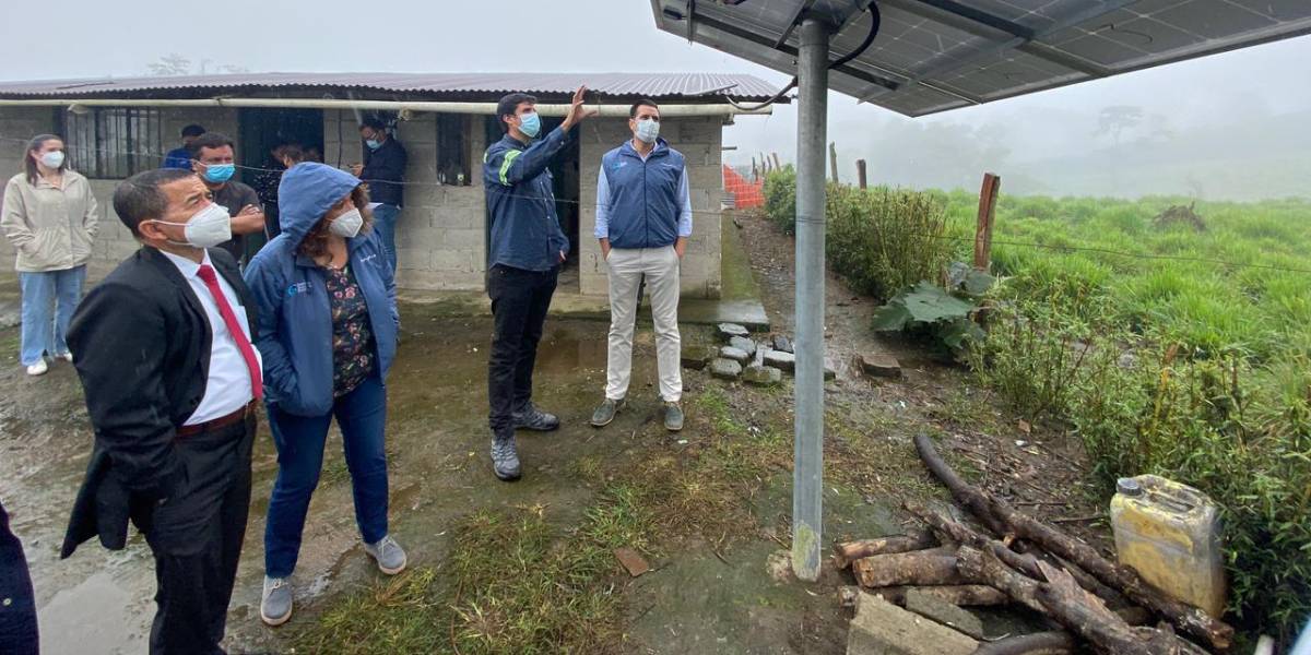 Luz eléctrica con paneles solares fotovoltaicos al noroccidente de Quito
