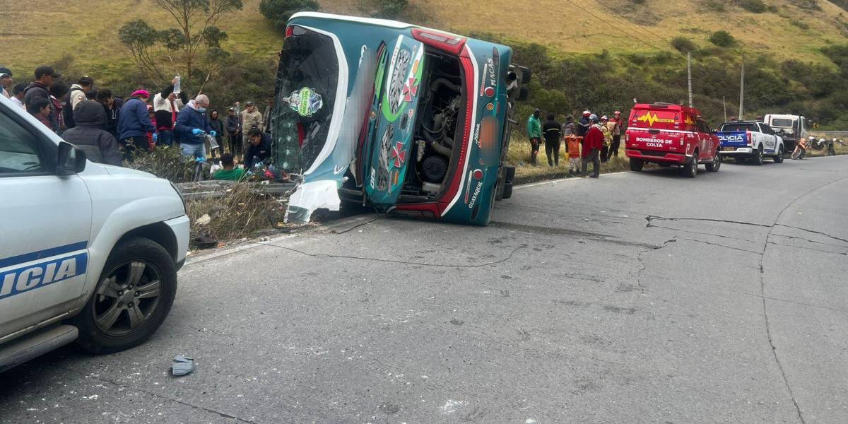 Fatal siniestro de tránsito de un bus con pasajeros en Colta, Chimborazo, deja cuatro muertos y al menos 11 heridos