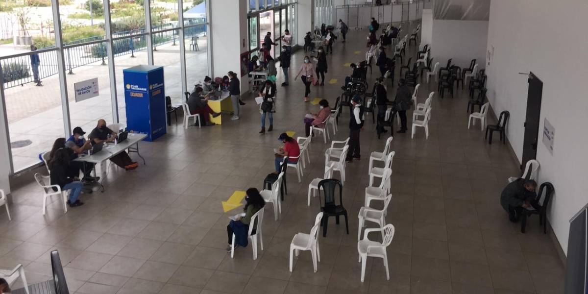 65 auxiliares de enfermería del Centro de Atención Temporal Bicentenario piden estabilidad laboral