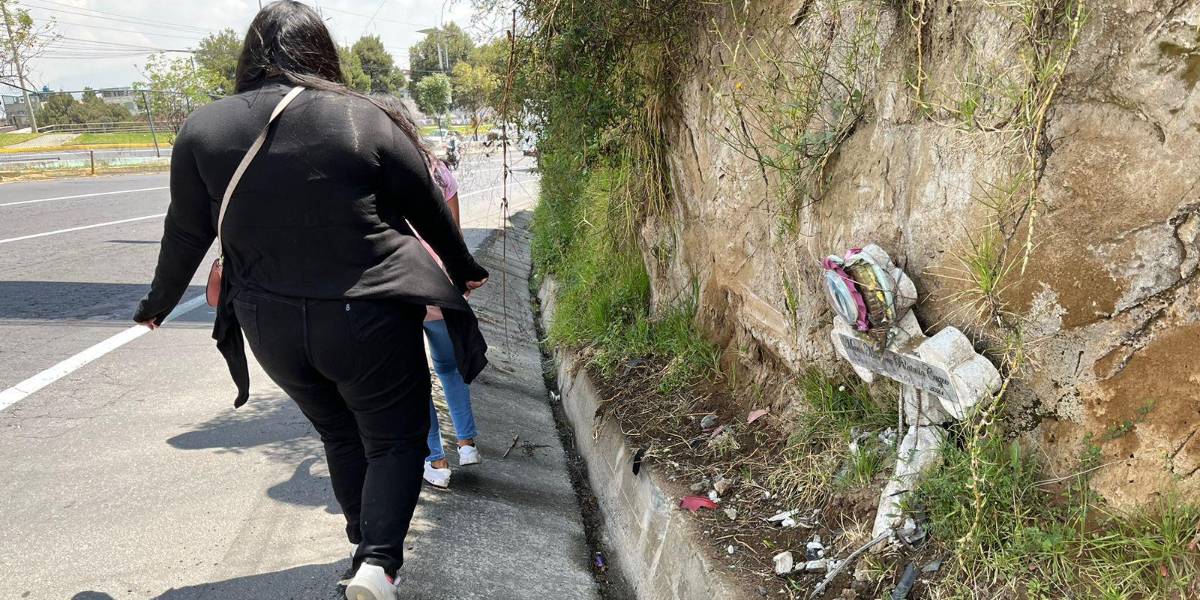 Quito: las cruces de la muerte enlutan a la avenida Simón Bolívar