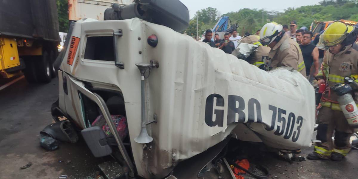El conductor de un tráiler se salva de morir tras estrellarse contra otro camión en la Vía a la Costa, Guayaquil