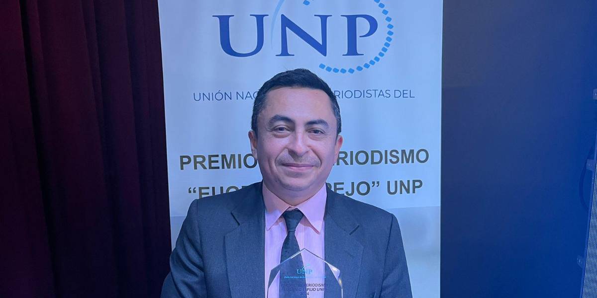 Diego Bravo, periodista de Ecuavisa digital, ganó el Premio Eugenio Espejo de la UNP en la categoría plataformas digitales