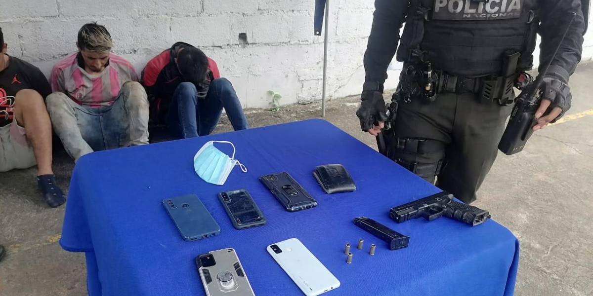 Policía impide linchamiento de sujetos acusados de robar en un centro de salud de El Oro