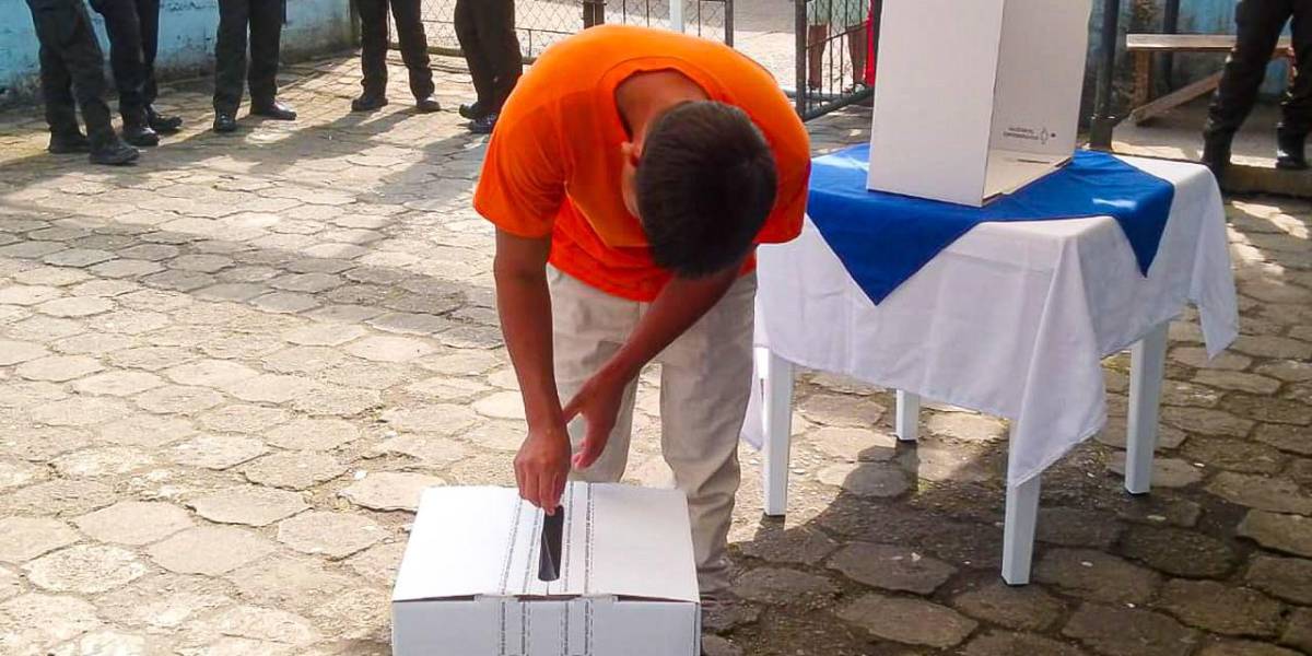 Una persona privada de la libertad sufraga.