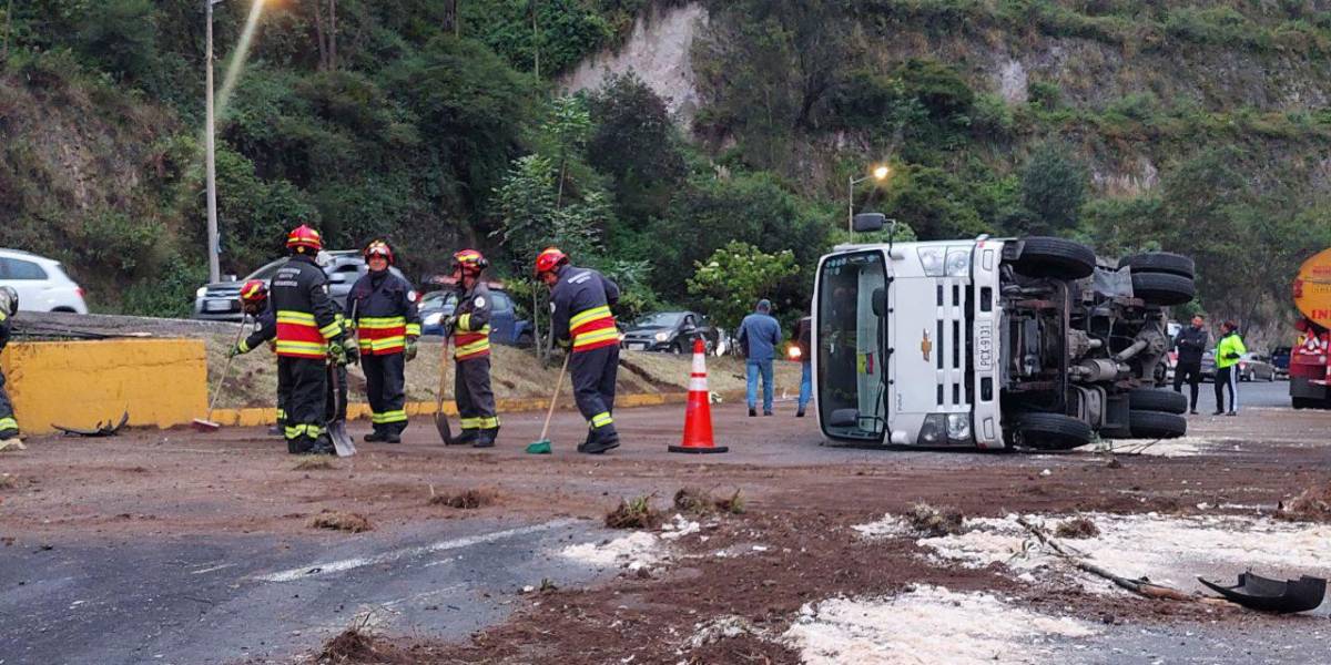 Quito: accidente de tránsito en la avenida Simón Bolívar bloquea dos carriles en sentido sur-norte