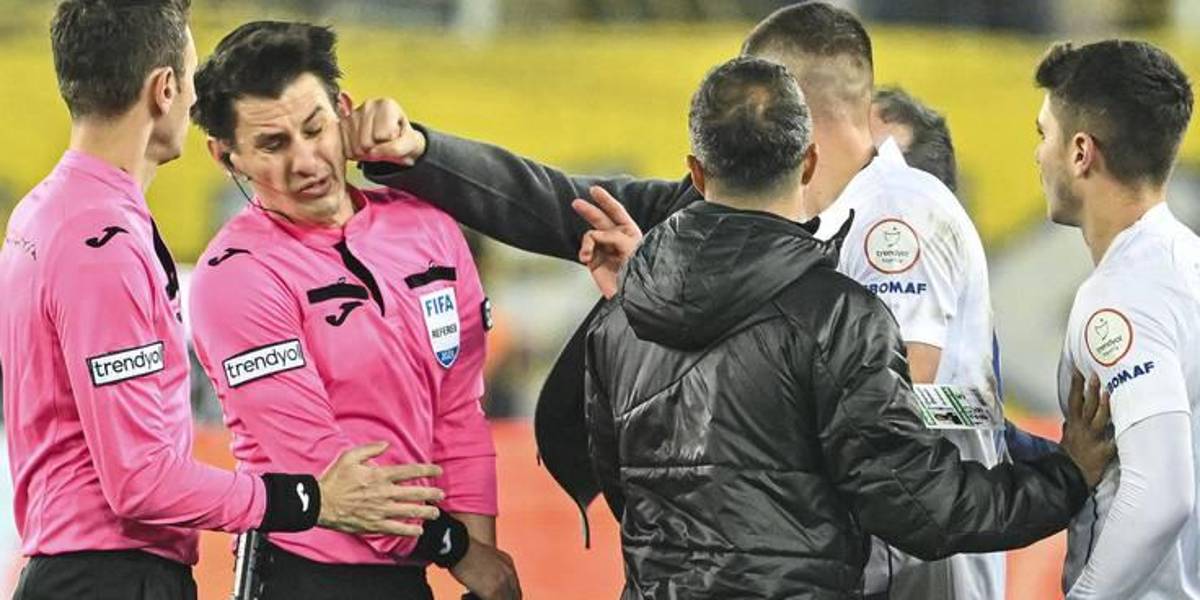 Presidente de un equipo de Turquía ingresó al campo de juego y golpeó al árbitro