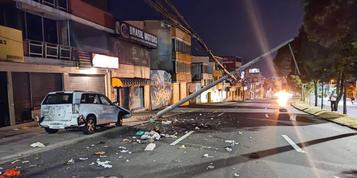 Quito: vehículos se impactaron contra postes de electricidad, la madrugada de este 19 de mayo