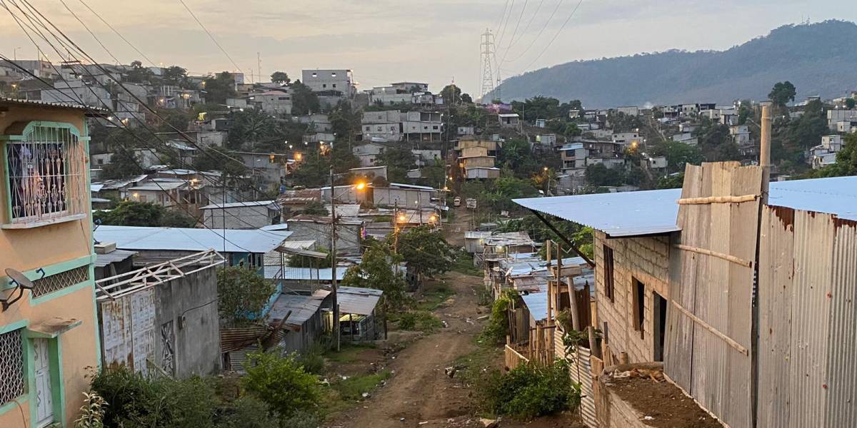 8 sujetos asesinan a un hombre frente a su madre, en Nueva Prosperina, noroeste de Guayaquil