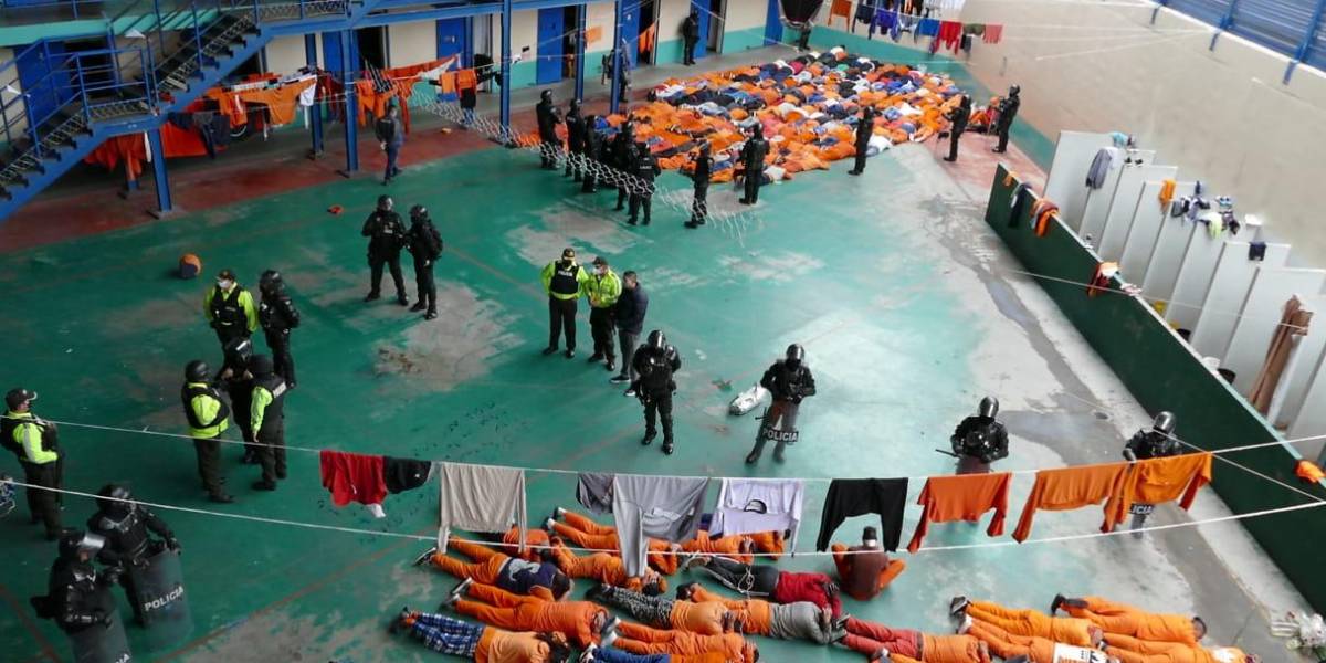 1.300 policías retiran objetos prohibidos en cárcel de Cotopaxi