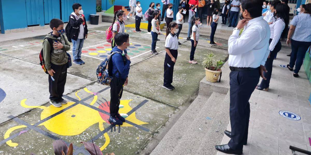 Municipio de Guayaquil dejó sin efecto suspensión de clases presenciales, y condona multas a entidades educativas