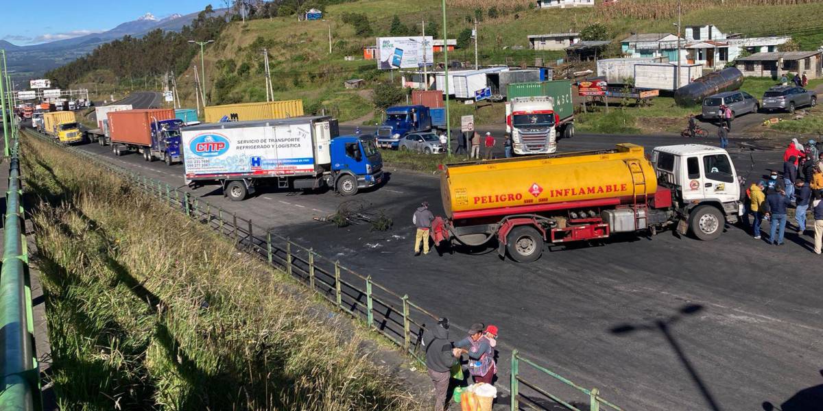 Movilizaciones en Ecuador: transportistas cierran el ingreso a Quito por el sur