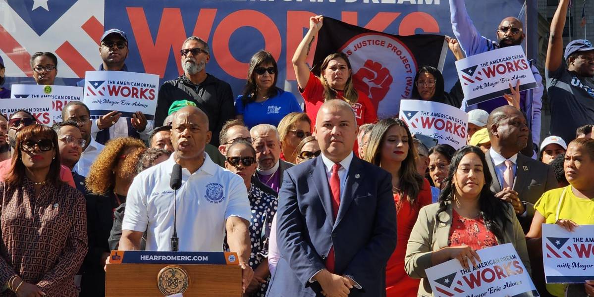 El alcalde de Nueva York, Eric Adams, dice que migrantes ecuatorianos están destruyendo la ciudad