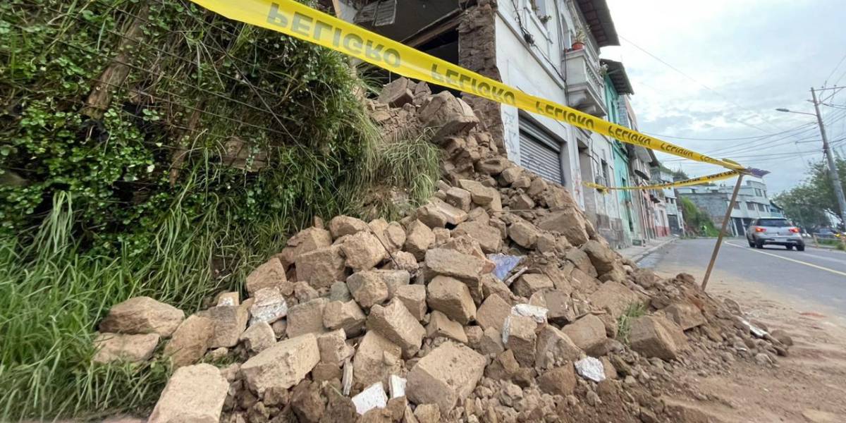Quito: una pared se derrumbó en el centro provocando algunos daños materiales