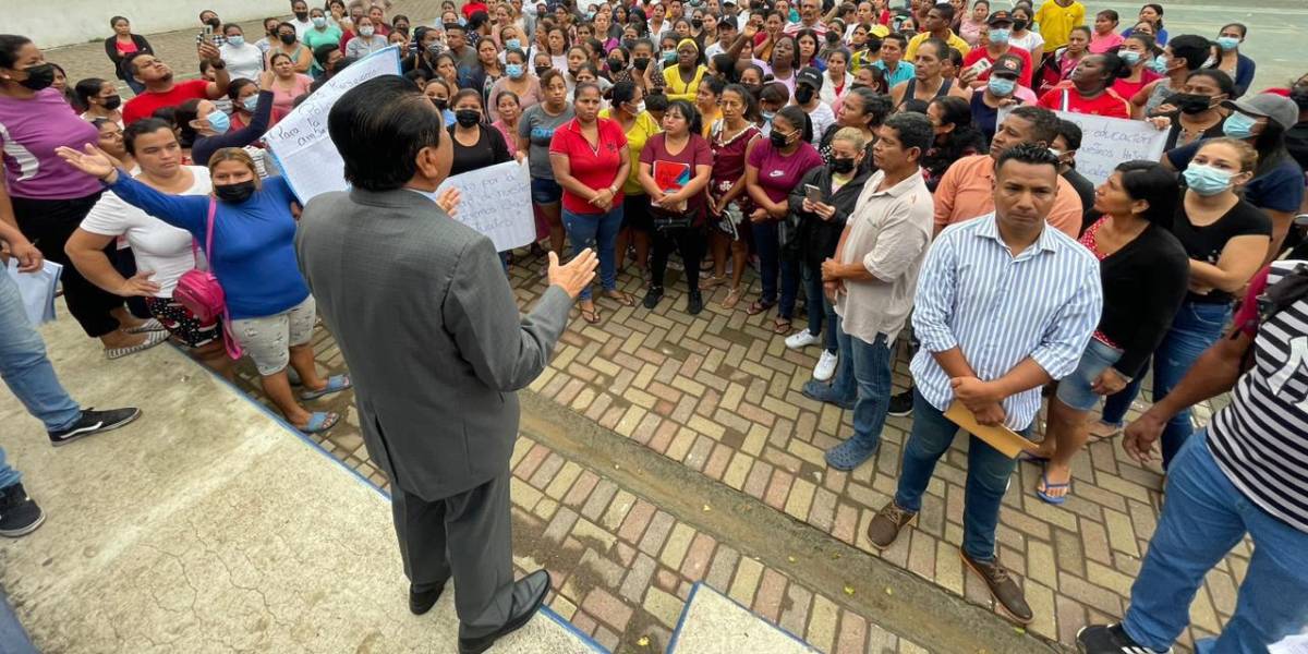 Gobernador promete atender problemas en colegio de Guayaquil donde hallaron 3piernas humanas