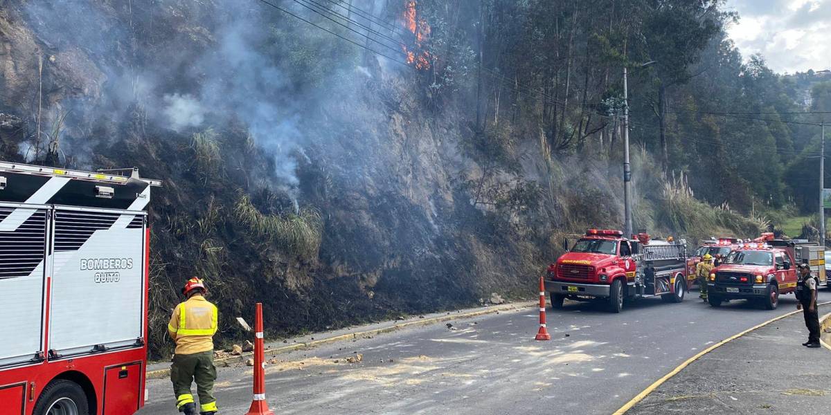 Quito: un nuevo incendio en El Trébol provocó el cierre de la Autopista General Rumiñahui