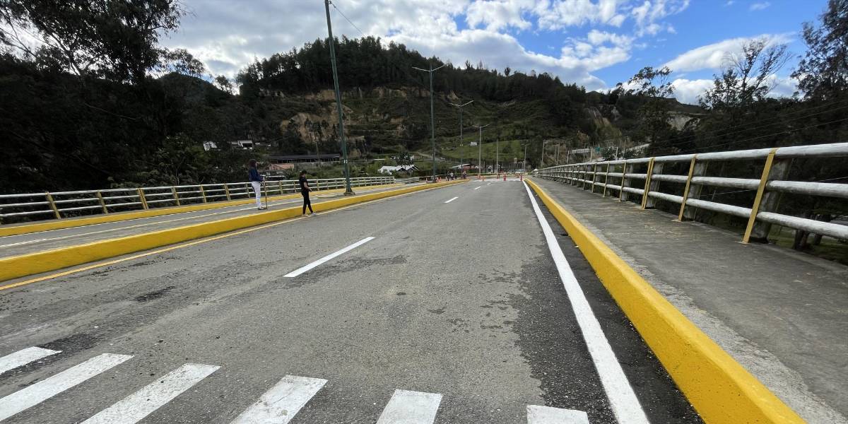 El paso vehicular en el puente El Capulí sobre el río Malacatos, en Loja, fue habilitado