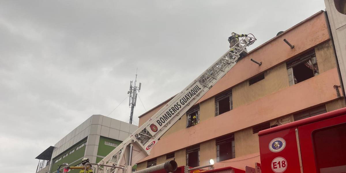 Guayaquil: Bomberos controlaron un incendio en el centro de la ciudad