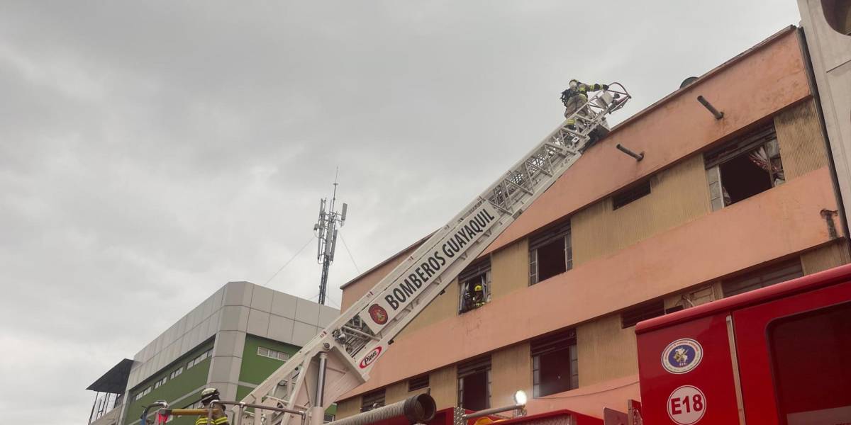 Guayaquil: Bomberos controlaron un incendio en el centro de la ciudad