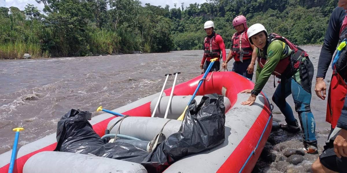 Bomberos hallan sin vida a uno de los desaparecidos tras el siniestro vial en Morona Santiago