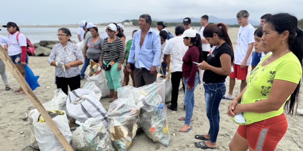 Más de 25 toneladas de desechos fueron recogidas de ríos y playas de Ecuador