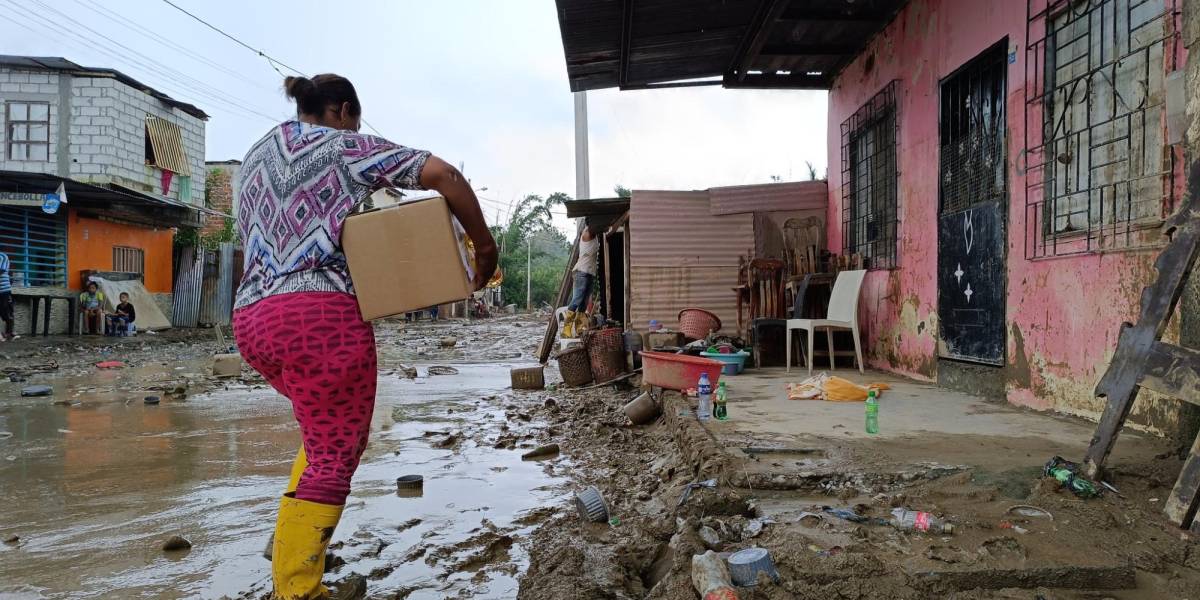 Inundaciones en Esmeraldas: el lodo acumulado en las calles empeora la situación de los afectados