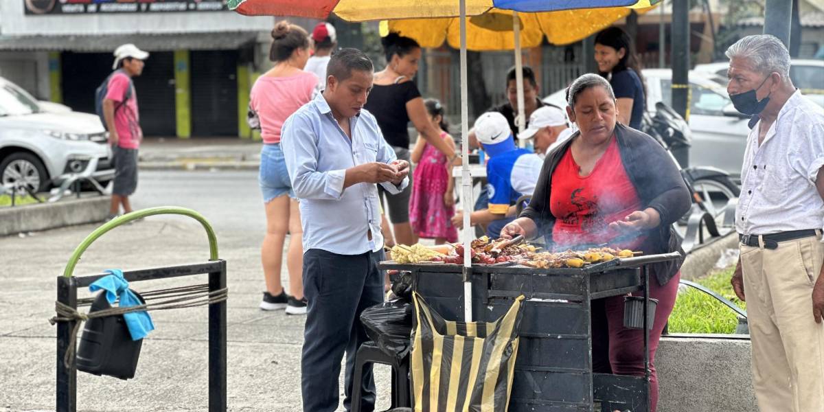 Elecciones Ecuador 2023: la variada oferta de comida afuera de los recintos, una tradición de un día de comicios
