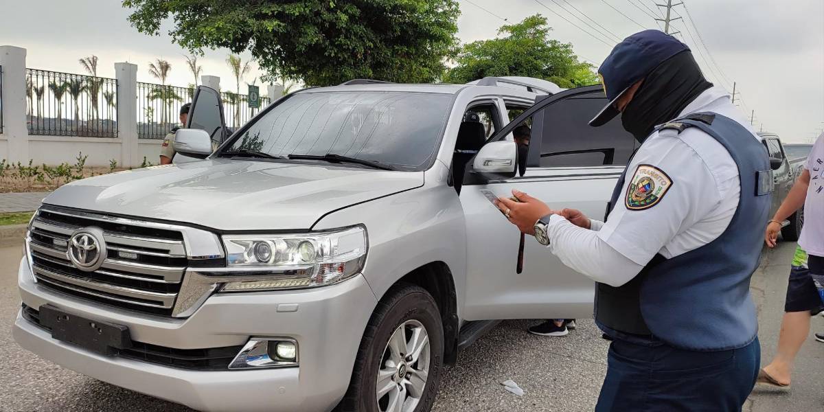 Multa y reducción de puntos, entre las sanciones por conducir con vidrios polarizados