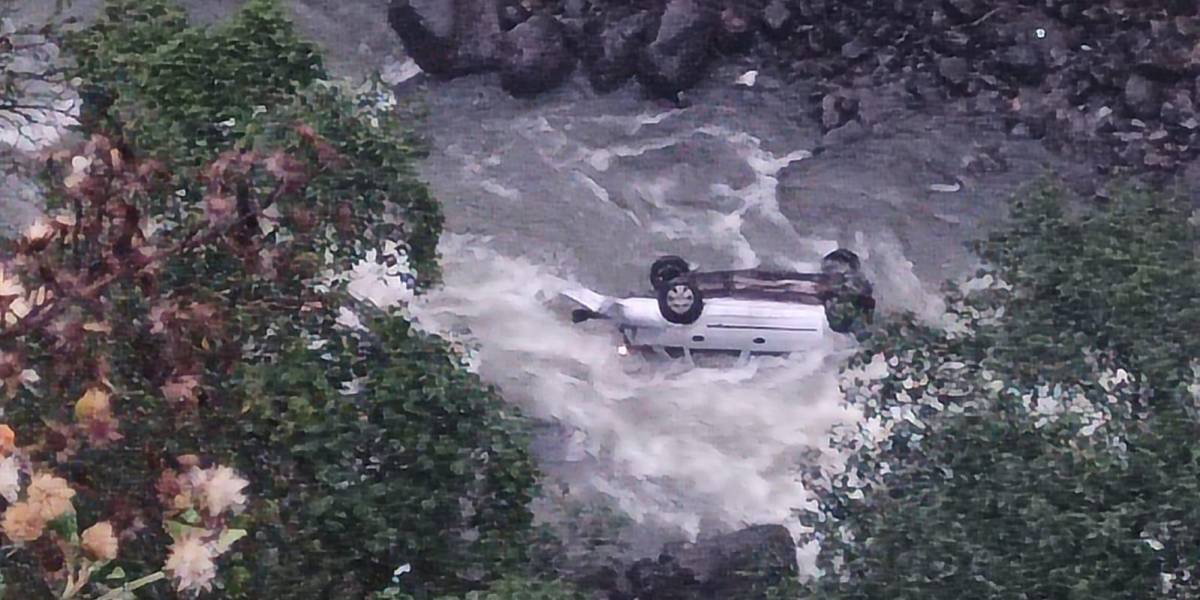 Un vehículo cayó al abismo en la carretera Alóag - Santo Domingo