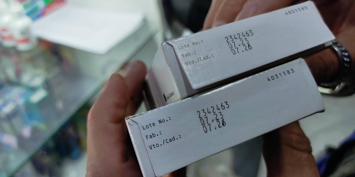Quito | Arcsa clausura una farmacia que vendía medicina caducada