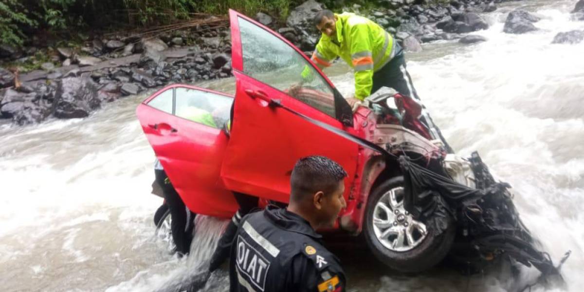 Un vehículo cayó al abismo en la vía Alóag - Santo Domingo