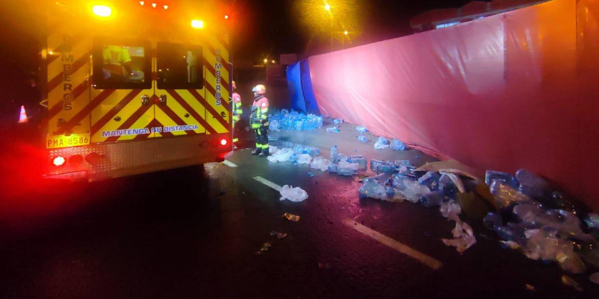 Un tráiler que transportaba botellas de agua se volcó en la av. General Rumiñahui