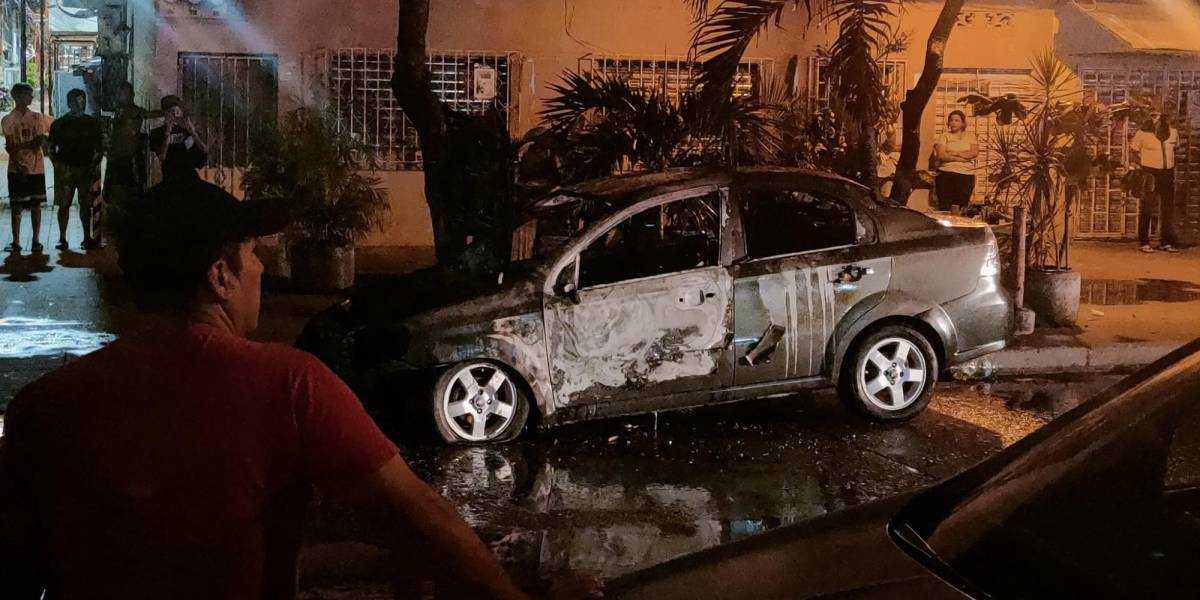 Auto es quemado en plena avenida de Sauces 5, norte de Guayaquil