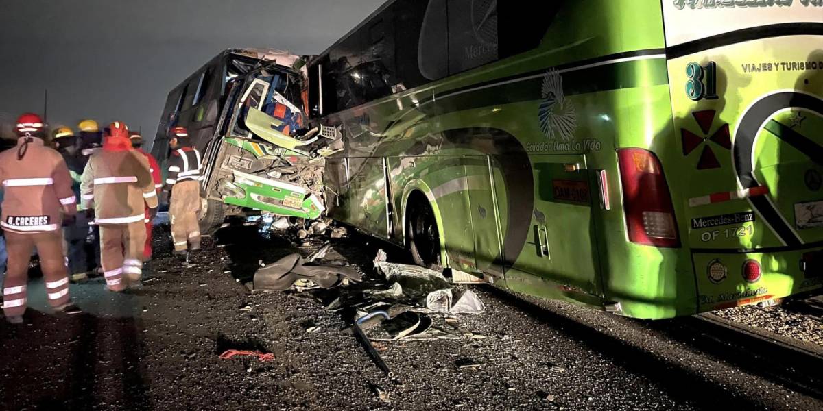 Cuatro personas fallecieron en choque de buses en la vía Durán-Tambo
