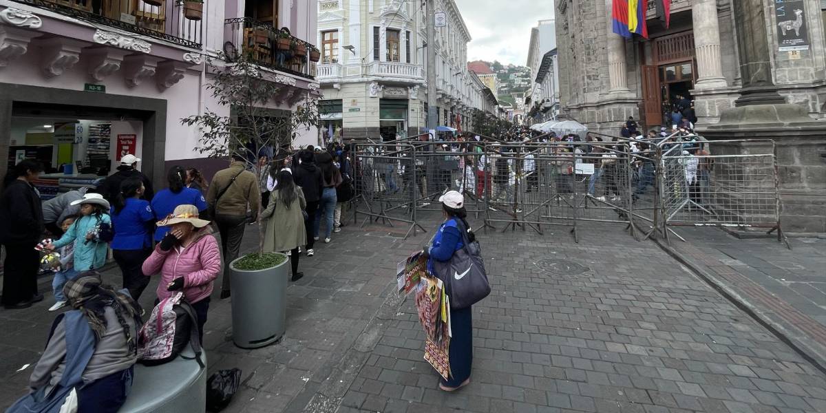 Quito: calles del Centro Histórico están cerradas por vallas de seguridad en plenas fiestas de Fundación