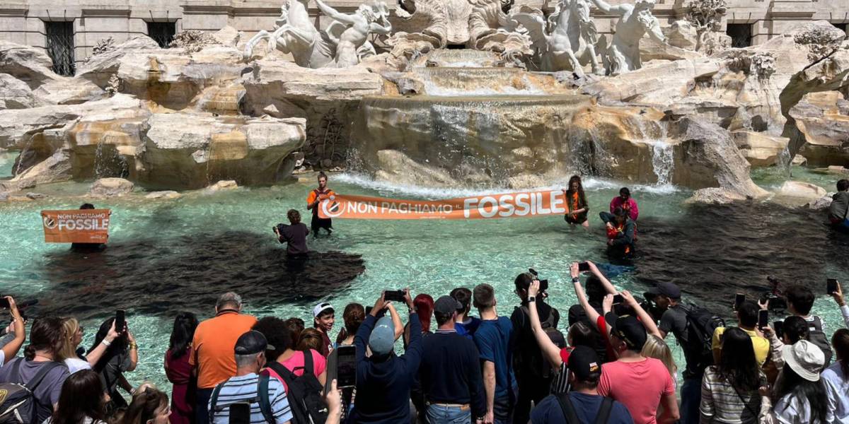 Activistas climáticos tiñeron de negro la Fontana di Trevi de Roma