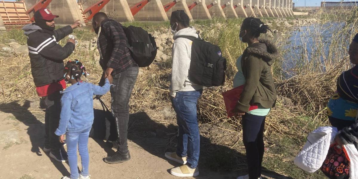 Para muchos migrantes, un vuelo a México es su boleto a EEUU