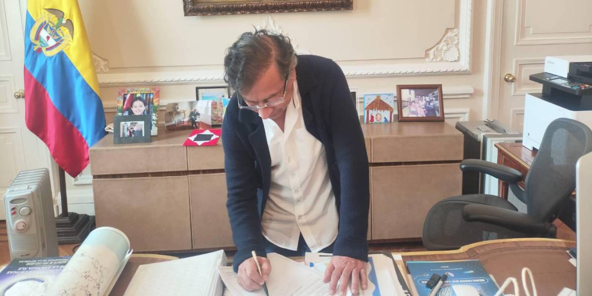 Gustavo Petro firmó un decreto convocando a una consulta popular para revivir su reforma laboral