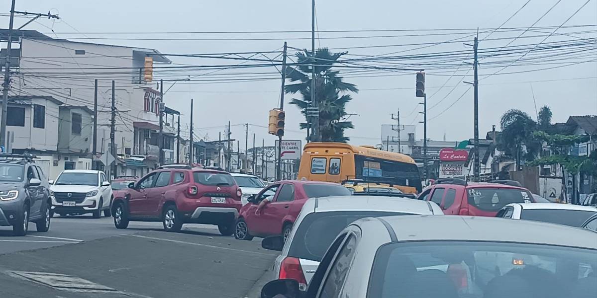Apagones en Ecuador: caos vehicular por desconexiones de semáforos en Guayaquil
