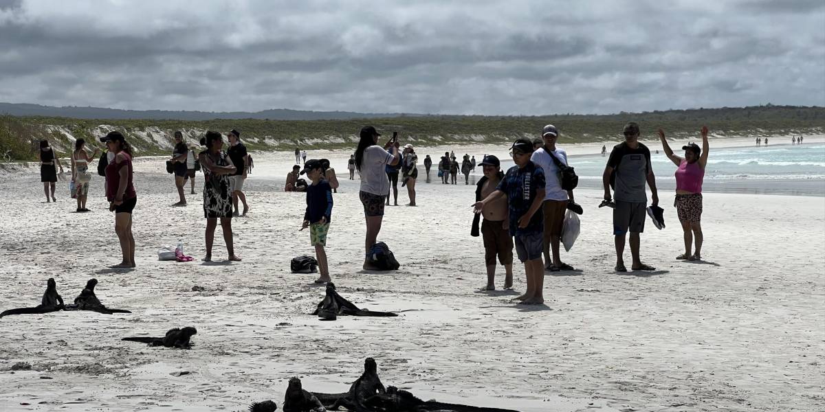 Imagen de turistas en la playa Tortuga Bay de las Islas Galápagos, en julio del 2023.