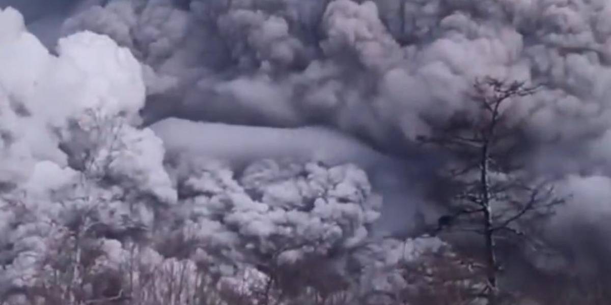 La erupción de un volcán en Rusia provoca la lluvia de ceniza más fuerte en 60 años