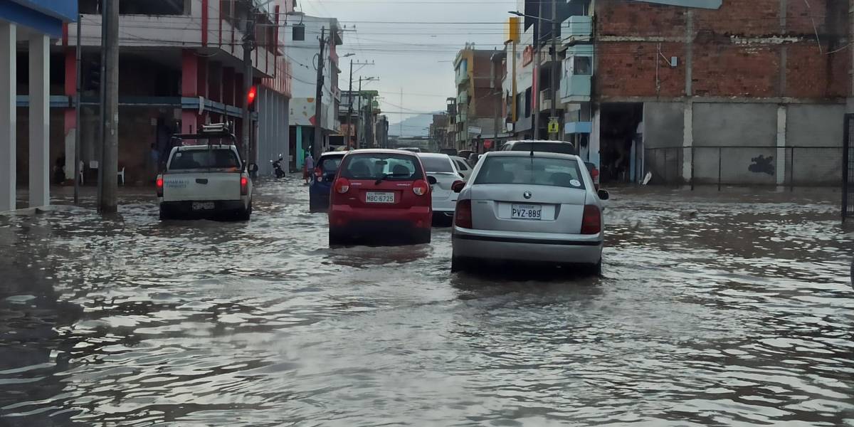 Calles anegadas y otras afectaciones en Portoviejo, Tosagua y Chone tras fuerte lluvia