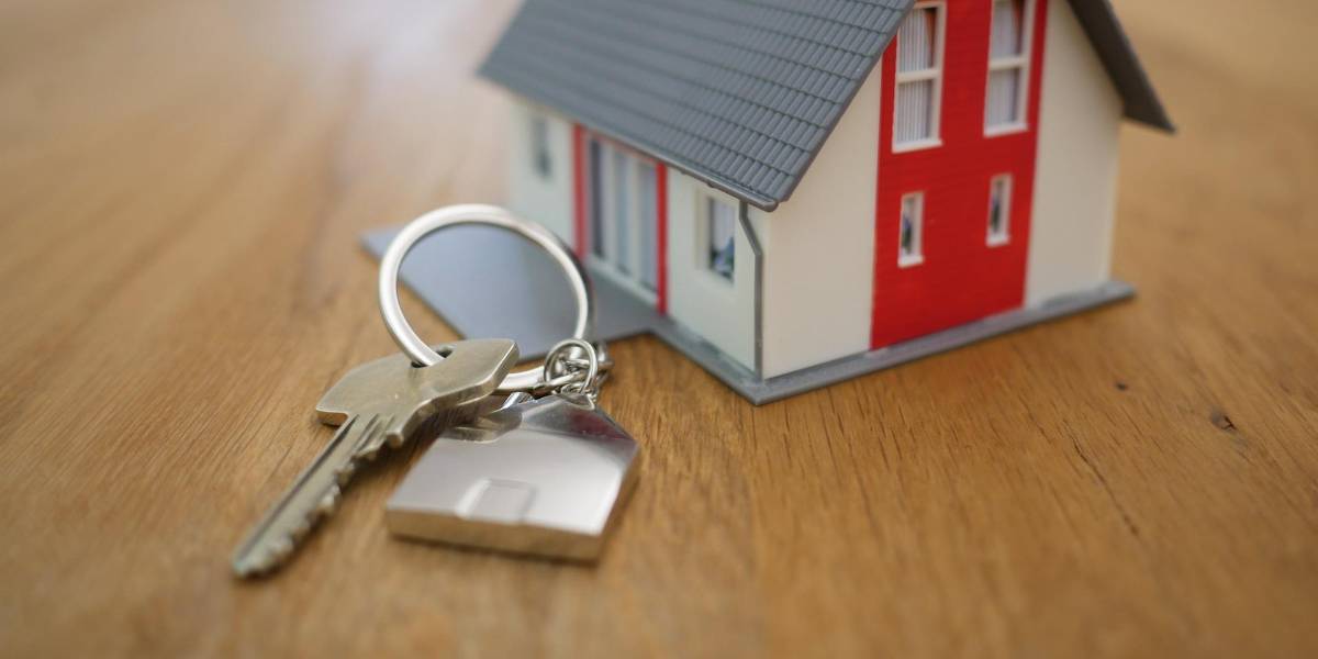 ¿Cuántos años de salario básico se necesitan para comprar una casa en Latinoamérica?