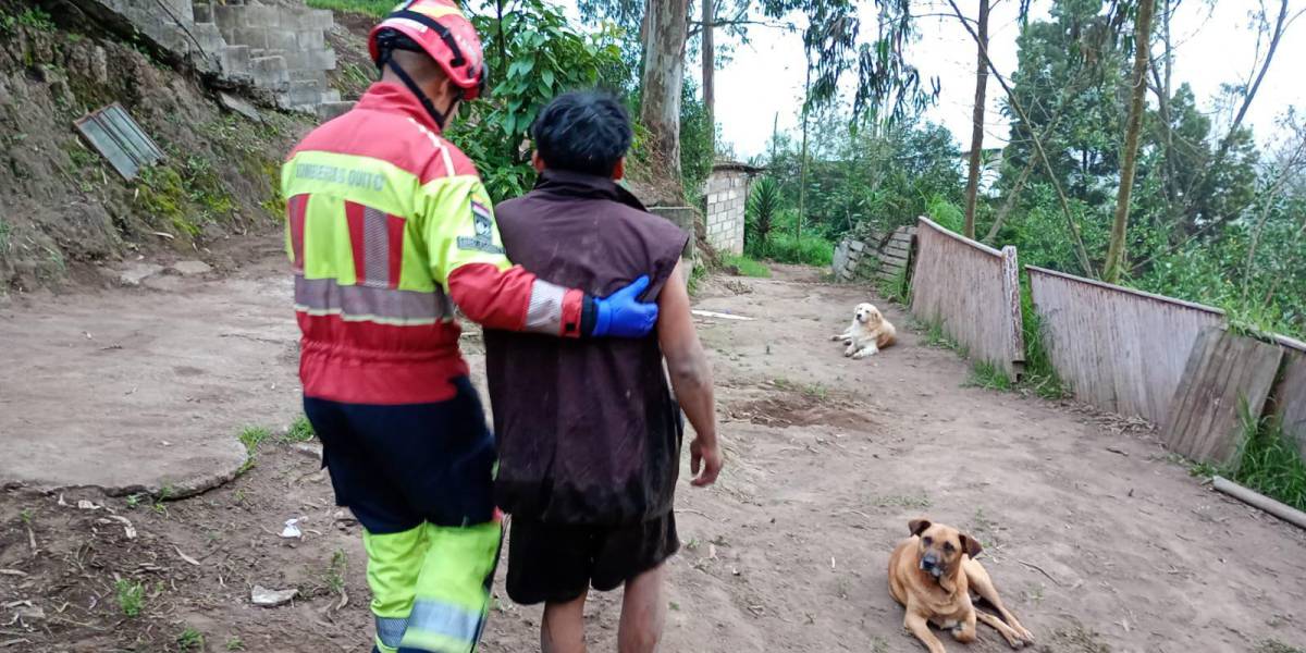 Una mujer falleció y dos hombres quedaron heridos tras caer en una quebrada de La Quintana, Quito