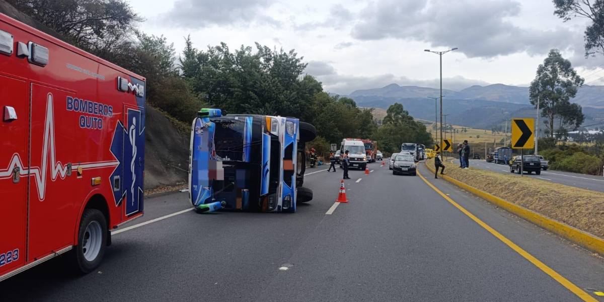 Un bus con pasajeros se volcó en Pifo y dejó seis heridos
