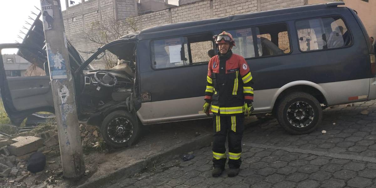 Quito: siniestro de buseta dejó una fallecida y 12 menores afectados en el sector Mena del Hierro