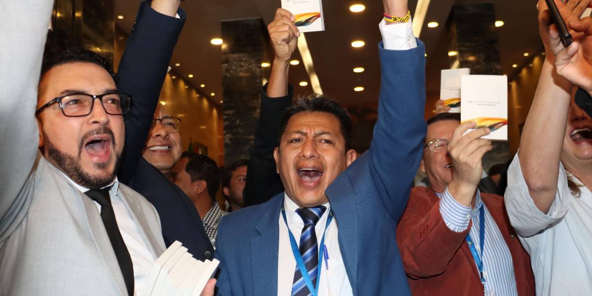 ADN desconoce derrota en resultados de la consulta popular; correísmo festeja con la Constitución en la mano