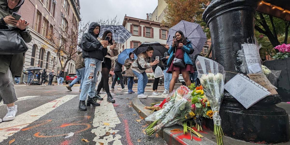 Fans rinden homenaje a Matthew Perry en la fachada del departamento de Friends