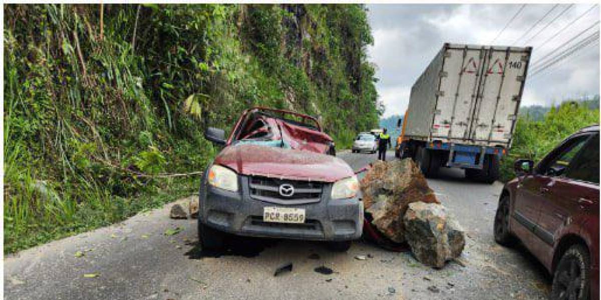 Una camioneta fue aplastada por una roca en la vía Alóag-Santo Domingo